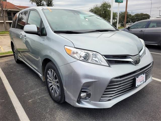 2019 Toyota Sienna XLE FWD photo
