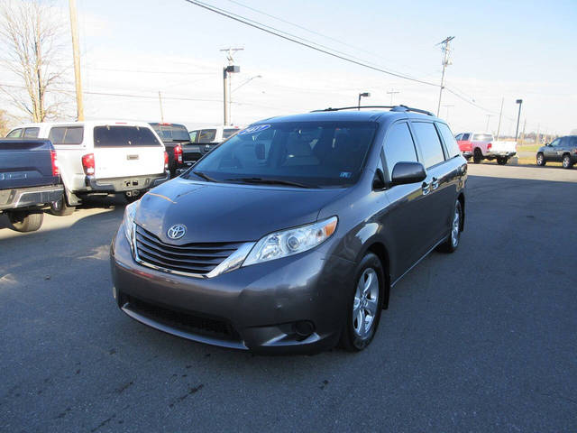 2017 Toyota Sienna LE FWD photo