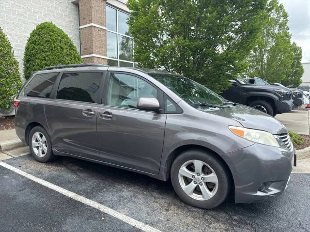 2015 Toyota Sienna LE FWD photo