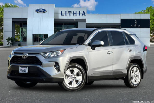 2020 Toyota RAV4 XLE FWD photo