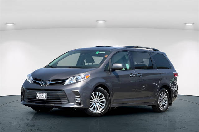 2020 Toyota Sienna XLE FWD photo