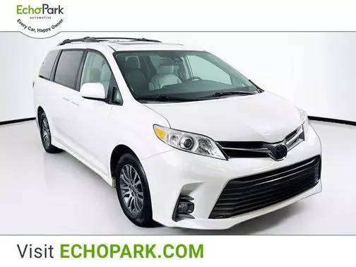 2020 Toyota Sienna XLE FWD photo