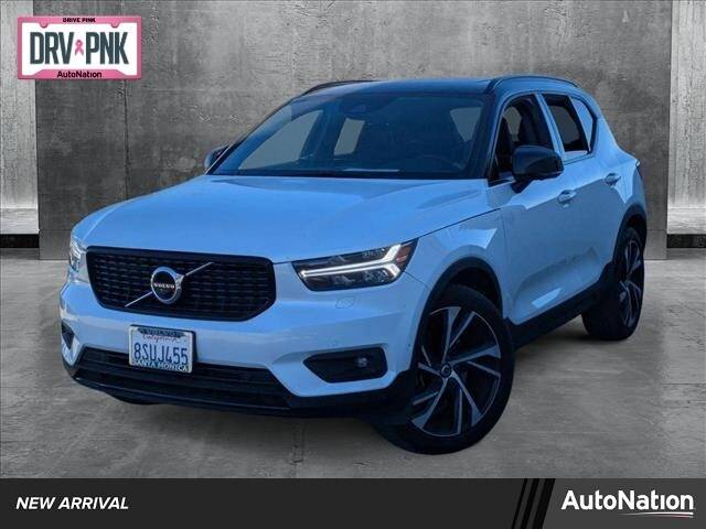 2020 Volvo XC40 R-Design FWD photo