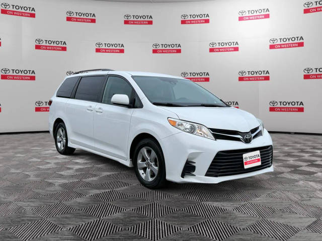 2020 Toyota Sienna LE FWD photo