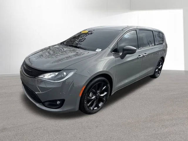 2020 Chrysler Pacifica Minivan Touring FWD photo