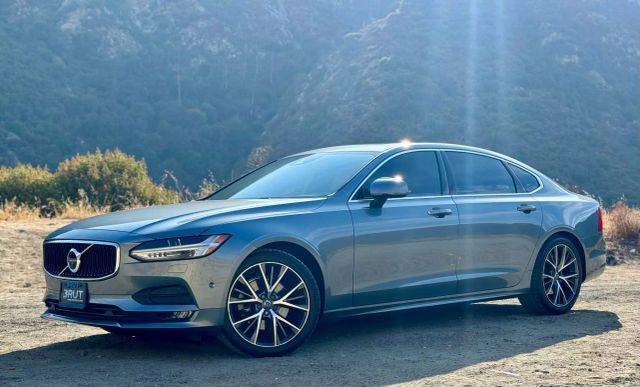 2019 Volvo S90 Momentum FWD photo