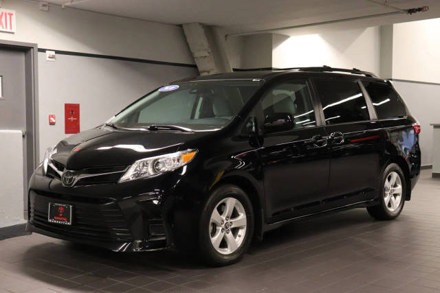 2020 Toyota Sienna LE FWD photo