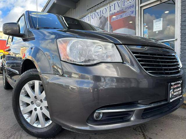 2016 Chrysler Town and Country Touring FWD photo