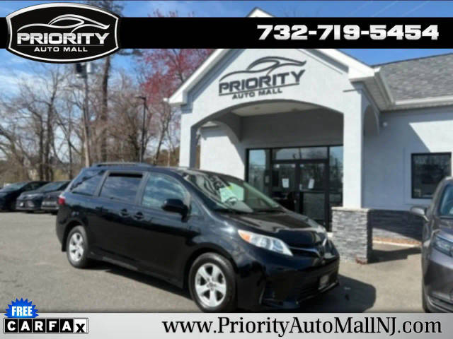 2020 Toyota Sienna LE FWD photo