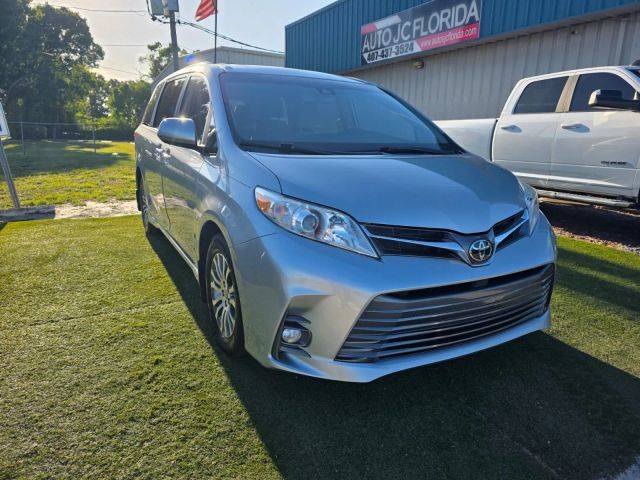 2020 Toyota Sienna XLE FWD photo