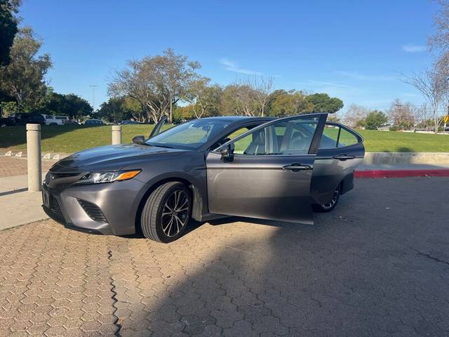 2020 Toyota Camry SE FWD photo