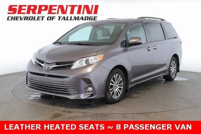 2020 Toyota Sienna XLE FWD photo