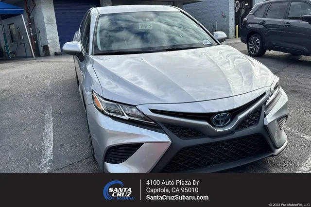 2020 Toyota Camry Hybrid SE FWD photo