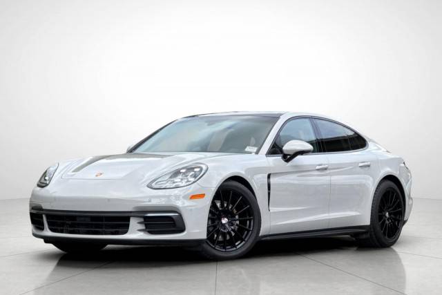 2020 Porsche Panamera  RWD photo