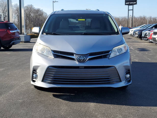 2018 Toyota Sienna XLE FWD photo