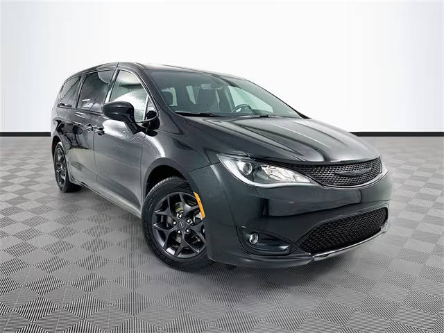 2020 Chrysler Pacifica Minivan Touring FWD photo