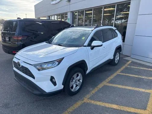 2020 Toyota RAV4 XLE FWD photo