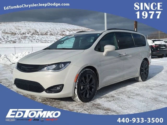 2020 Chrysler Pacifica Minivan Touring L FWD photo