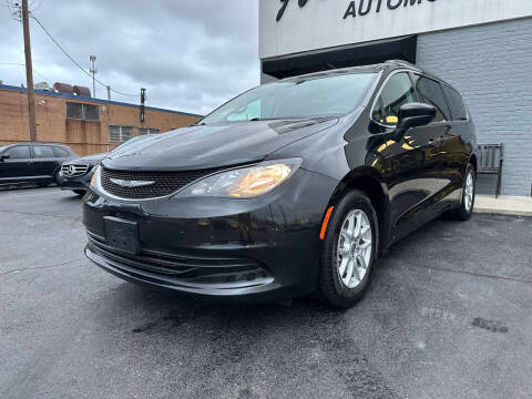 2020 Chrysler Voyager LXI FWD photo