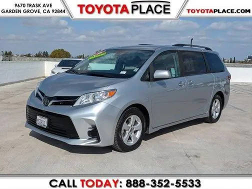 2020 Toyota Sienna LE FWD photo