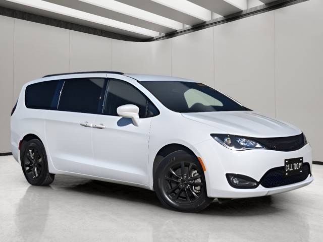 2020 Chrysler Pacifica Minivan Launch Edition AWD photo