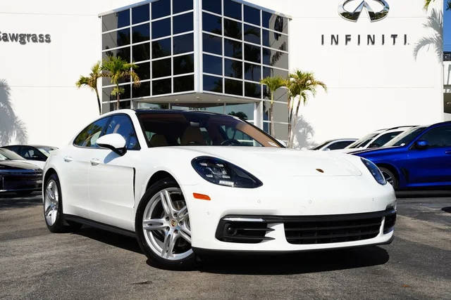 2020 Porsche Panamera  RWD photo