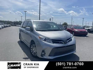 2020 Toyota Sienna XLE FWD photo