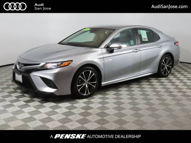 2020 Toyota Camry SE FWD photo