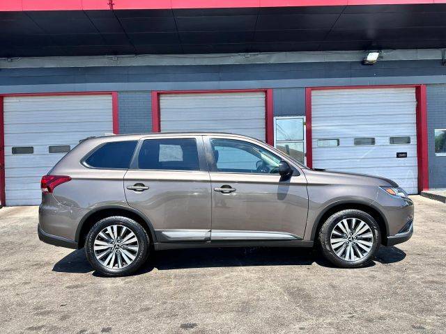 2020 Mitsubishi Outlander ES FWD photo