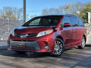 2019 Toyota Sienna XLE FWD photo