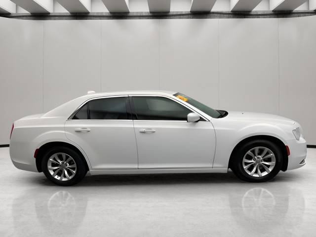 2020 Chrysler 300 Touring RWD photo