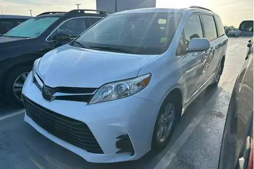 2020 Toyota Sienna LE FWD photo