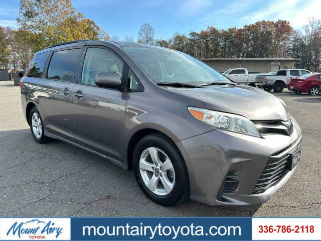 2020 Toyota Sienna LE FWD photo