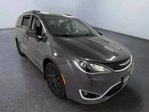 2020 Chrysler Pacifica Minivan Touring FWD photo