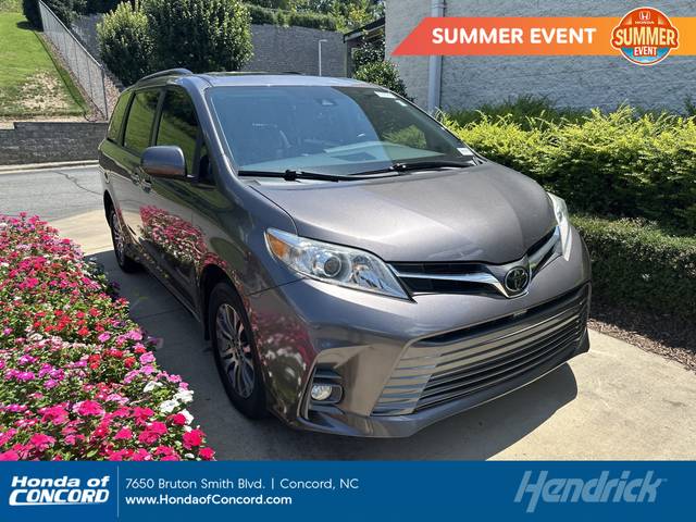 2020 Toyota Sienna XLE FWD photo