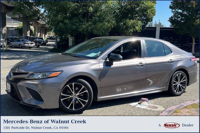 2020 Toyota Camry SE FWD photo