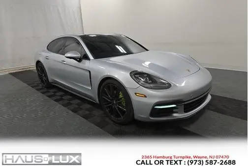 2018 Porsche Panamera RWD photo