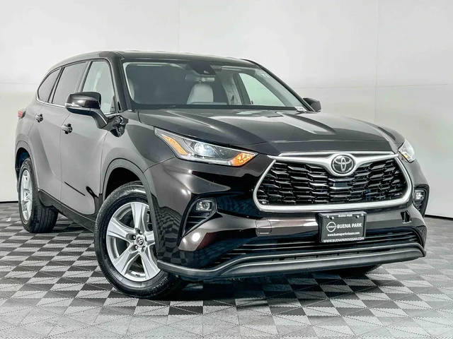 2021 Toyota Highlander LE FWD photo