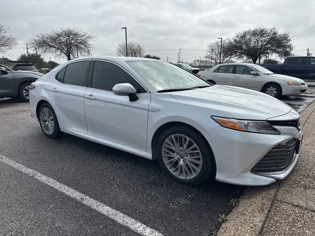 2020 Toyota Camry Hybrid XLE FWD photo