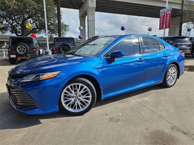 2020 Toyota Camry Hybrid XLE FWD photo