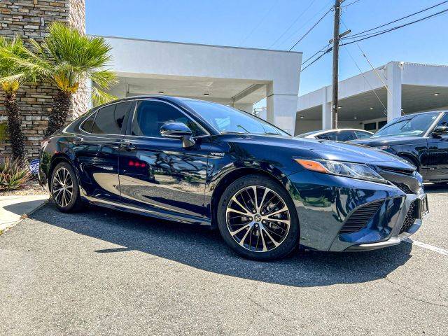 2020 Toyota Camry Hybrid SE FWD photo