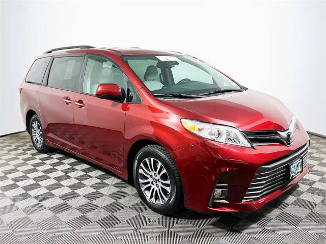 2020 Toyota Sienna XLE FWD photo