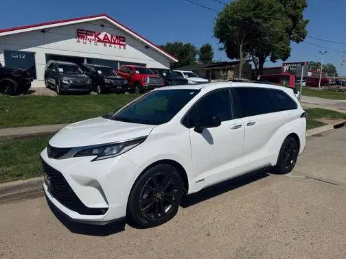2021 Toyota Sienna XSE FWD photo