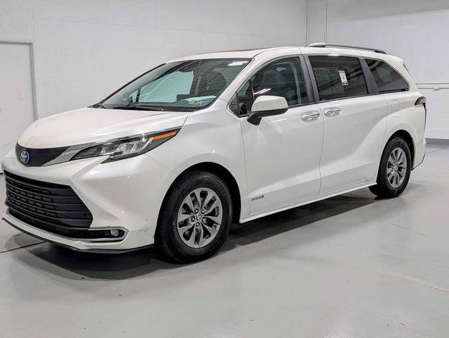 2021 Toyota Sienna XLE FWD photo