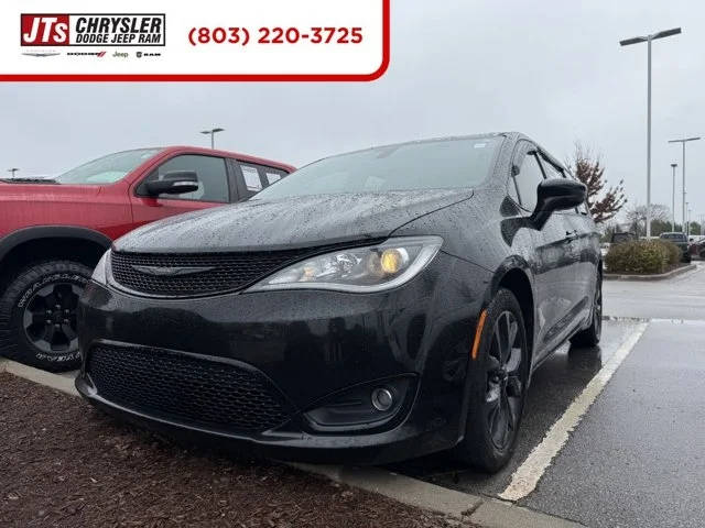 2020 Chrysler Pacifica Minivan Touring FWD photo