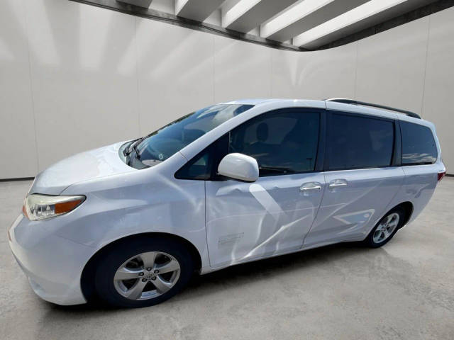 2015 Toyota Sienna LE FWD photo