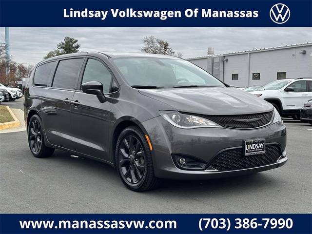 2020 Chrysler Pacifica Minivan Touring FWD photo