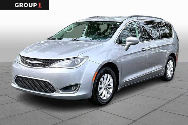2017 Chrysler Pacifica Minivan Touring-L FWD photo