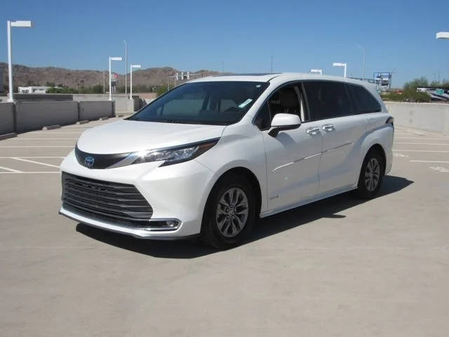 2021 Toyota Sienna XLE FWD photo