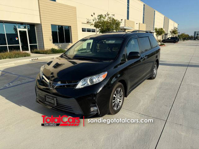2020 Toyota Sienna XLE FWD photo